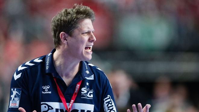 Handball: Flensburgs Trainer Nicolej Krickau reagiert an der Seitenlinie.