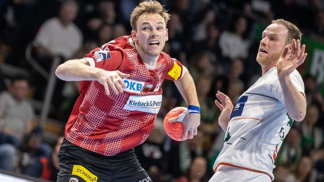 Handball: Berlins Mathias Gidsel (l) wirft den Ball auf das Tor gegen Lenny Rubin von HSG Wetzlar.