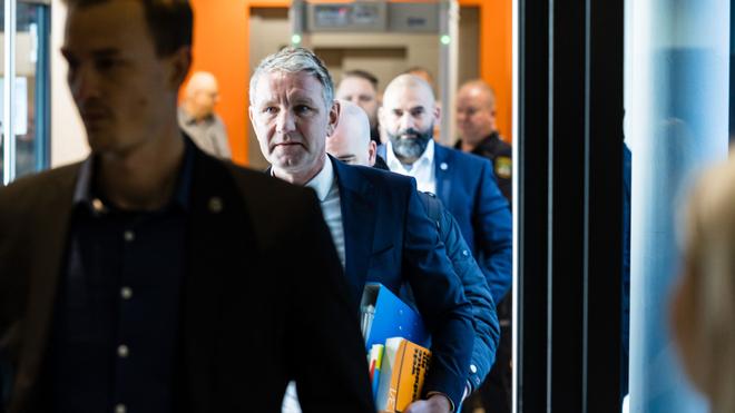Prozess: Björn Höcke (r), Vorsitzender der Thüringer AfD, kommt zur Fortsetzung seines Prozesses vor dem Landgericht.