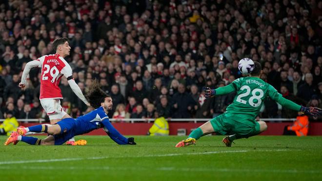 Premier League: Arsenals Kai Havertz (l) traf beim deutlichen Sieg gegen Chelsea doppelt.