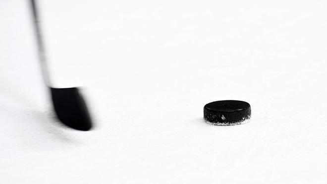 Eishockey: Ein Puck liegt auf dem Eis.