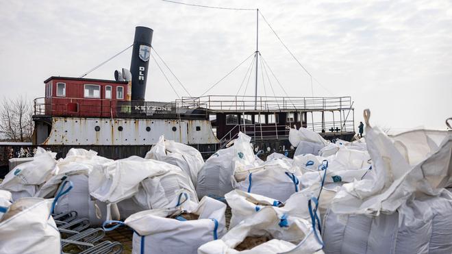 Unwetterfolgen: Sandsäcke sind vor dem Hafen in Damp an einer Baustelle aufgebaut.