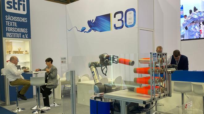 Textilindustrie: Ein mobiles Robotersystem zur automatisierten Bestückung eines Spulengatters auf der Messe Techtextil.