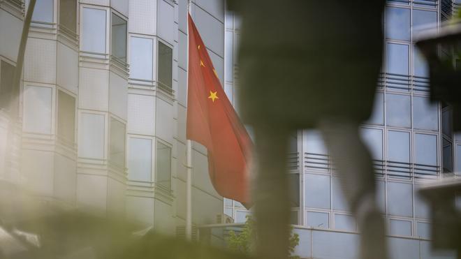 Spionage-Verdacht: Ein chinesische Flagge weht vor der Botschaft von China in Berlin.