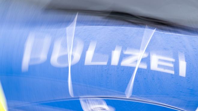 Ermittlungen: Der Schriftzug «Polizei» auf der Kühlerhaube eines Autos.