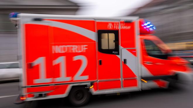 Unglück: Ein Rettungswagen fährt mit Blaulicht zu einem Einsatzort.