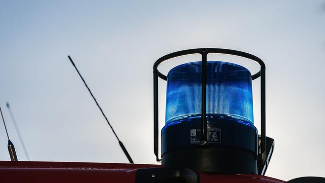 Goslar: Ein blaues Licht auf dem Dach eines Einsatzfahrzeugs.