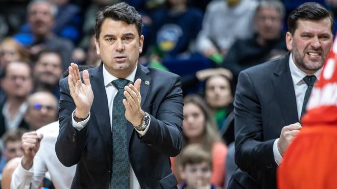 Basketball-Bundesliga: Israel Gonzalez klatscht für sein Team in der Mercedes-Benz Arena.