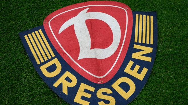 Fußball: Blick auf das Wappen von Dynamo Dresden.