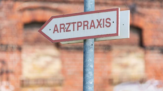 Stuttgart: Ein Schild weist den Weg zu einer Arztpraxis.