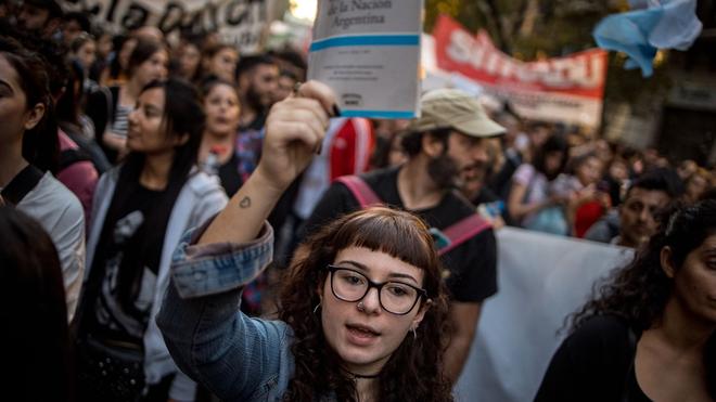 Bildung: Demonstrantinnen und Demonstranten fordern finanzielle Unterstützung für staatliche Hochschulen und Universitäten in Argentinien.