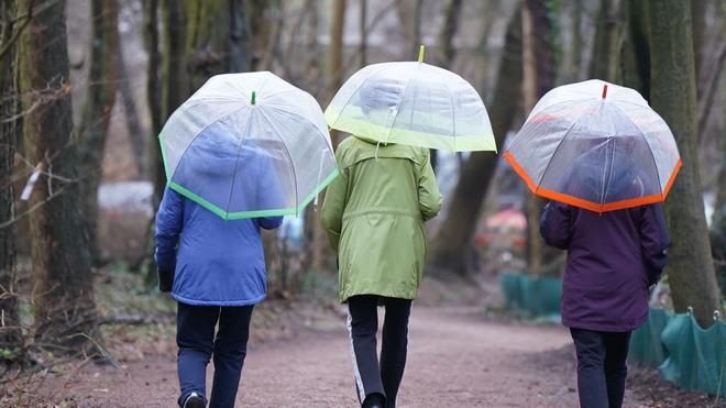 Wetter: Drei Frauen gehen mit Regenschirmen spazieren.