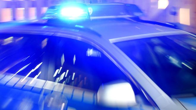 Augsburg: Ein Streifenwagen der Polizei steht mit eingeschaltetem Blaulicht auf der Straße.
