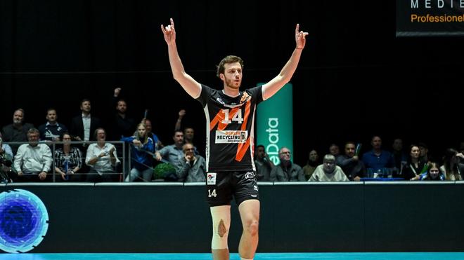 Volleyball Bundesliga: Berlins Leon Dervisaj gestikuliert während des Spiels.