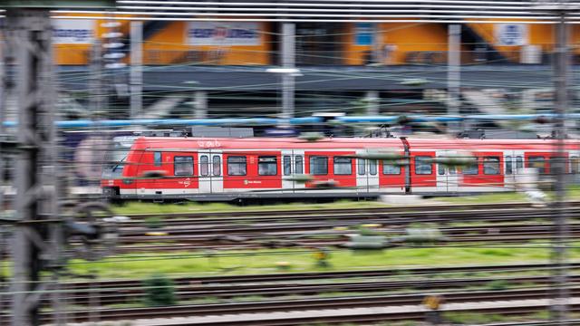 Kriminalität: Betrunkener fährt auf S-Bahn-Kupplung mit