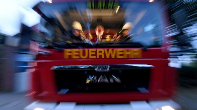 Brand: Feuerwehrmänner der freiwilligen Feuerwehr Aukrug-Homfeld sitzen in ihrem Fahrzeug.