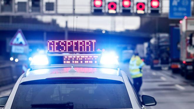 Verkehr: Auf einem Polizeifahrzeug leuchtet die Aufschrift «Gesperrt».
