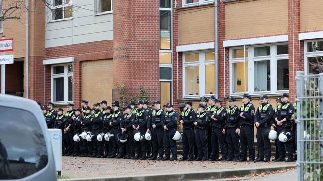 Staatsanwaltschaft: Einsatzkräfte stehen am 8. November 2023 bei einer Bedrohungslage in Hamburg vor der Stadtteilschule Blankenese.