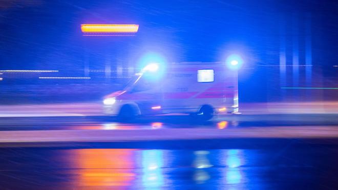 Unfall: Ein Krankenwagen fährt über eine Straße. Bei einem Quadunfall in Bielefeld ist ein 23-Jähriger gestorben.
