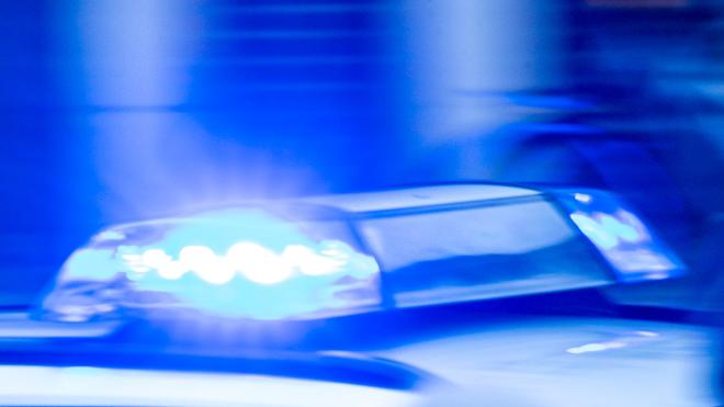 Kriminalität: Ein Streifenwagen der Polizei ist mit Blaulicht im Einsatz.