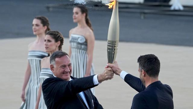 Olympische Spiele: Griechen übergeben olympisches Feuer an Paris