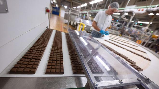 Lebensmittel: Schokoladentafeln liegen in der Produktion am Hauptsitz der Alfred Ritter GmbH & Co. KG, auf einem Laufband.