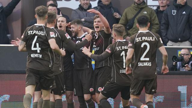 2. Liga: Wieder Tabellenführer: Pauli müht sich zu 1:0 gegen Rostock