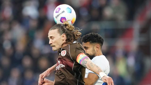 Fußball: Wieder Tabellenführer: St. Pauli mit 1:0 gegen Rostock