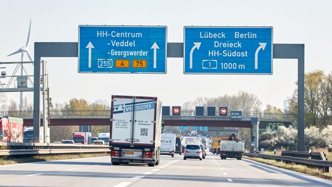 Verkehr: Blick auf die Autobahnschilder mit der Aufschrift „HH-Centrum“ und „Lübeck Berlin“ auf der A1 Richtung Norden.