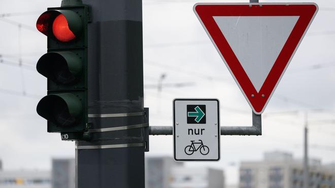 Unfall: An der Ampel an der Albertbrücke ist ein Schild mit einem grünen Pfeil für Radfahrer angebracht.