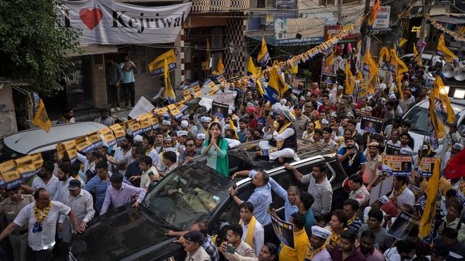 Fotografie: Mit einem Zug von Anhängern fährt Sunita Kejriwal während der laufenden Nationalwahlen in Indien durch die Straßen Neu Delhis. Ihr Ehemann Arvind Kejriwal, ehemaliger Regierungschef und prominenter Oppositionsführer, wurde im März verhaftet.