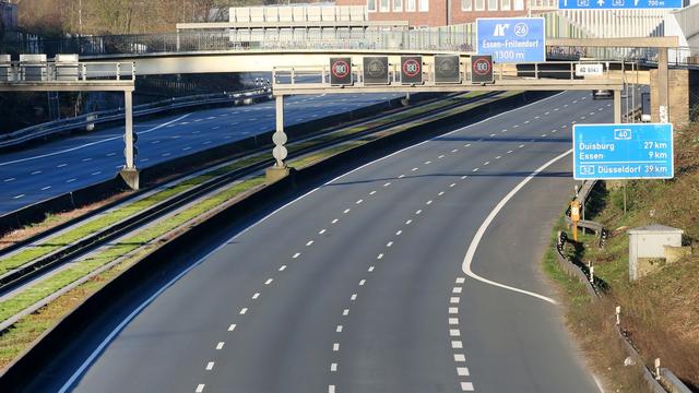 Verkehr: Brücke über A40 abgerissen - Sperrung in Essen bis Montag