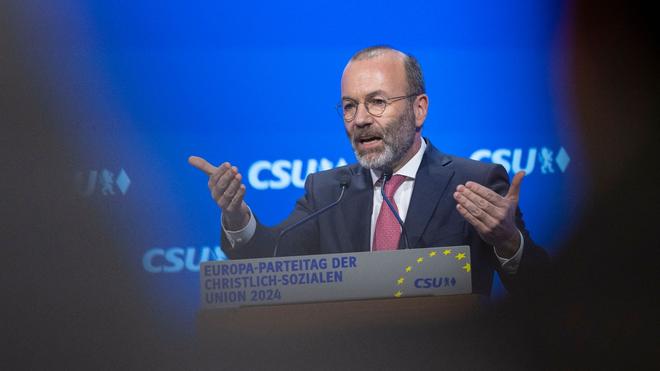 Parteien: Der CSU-Spitzenkandidat zur Europawahl Manfred Weber spricht auf dem kleinen Parteitag der CSU zur der Europawahl.