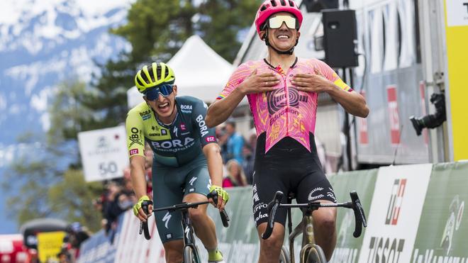 Radsport: Richard Carapaz (r) setzte sich auf der vierten Etappe der Tour de Romandie knapp gegen Florian Lipowitz durch.