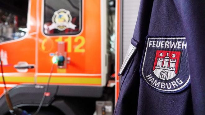 Brände: Eine Jacke der Hamburger Feuerwehr hängt in einer Wache.