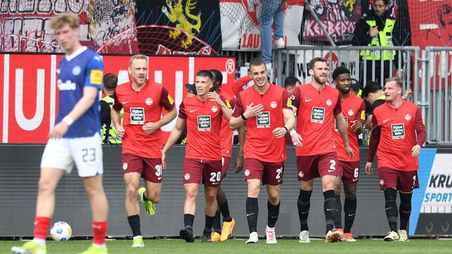 2. Liga: Kaiserslautern gewinnt in Kiel, HSV souverän
