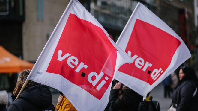 Streik: Verdi-Fahnen während einer Demonstration.