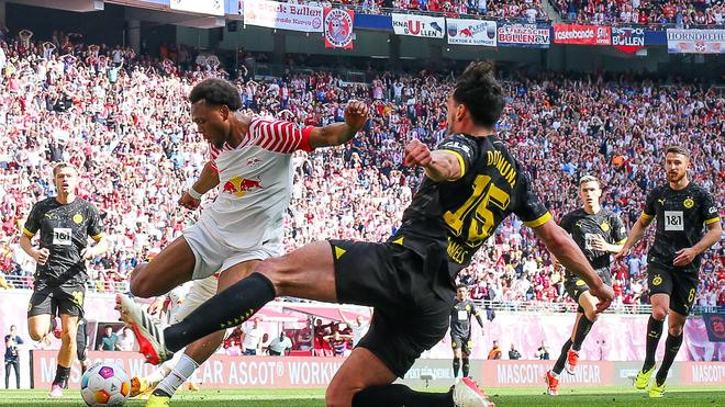 Fußball: Leipzigs Lois Openda (l) und Dortmunds Mats Hummels kämpfen um den Ball.