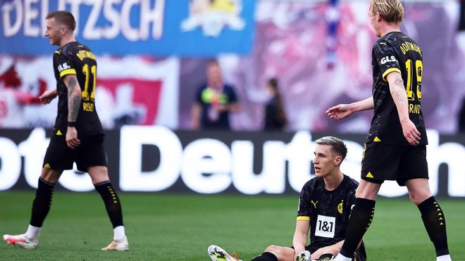 Fußball: Dortmunds Nico Schlotterbeck (M) reagiert neben seinen Teamkollegen Marco Reus (l) und Julian Brandt.