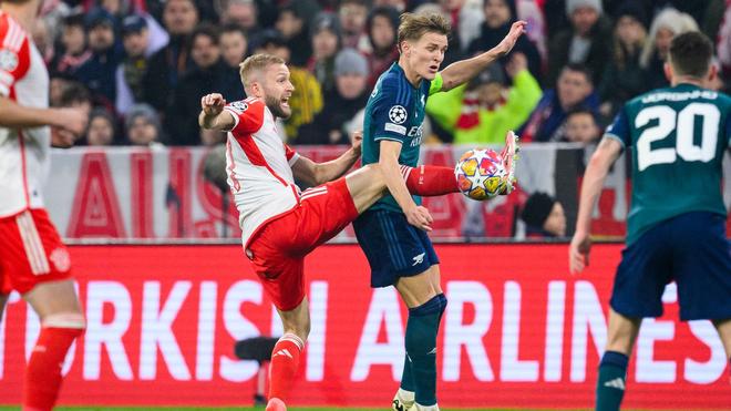 Fußball: Münchens Konrad Laimer (l) im Einsatz gegen Arsenals Martin Ødegaard (r).