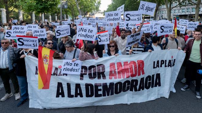 Fotografie: Tausende Spanier und Spanierinnen gingen in Madrid auf die Straße, um ihre Unterstützung für Spaniens Ministerpräsident Pedro Sánchez auszudrücken. Sánchez will zu Beginn der Woche mitteilen, ob er sein Amt infolge einer Korruptionsanzeige gegen seine Ehefrau niederlegt.