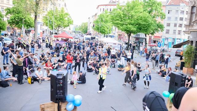 Berlin: Straßenfest aus Protest gegen Auto-Politik in Kreuzberg