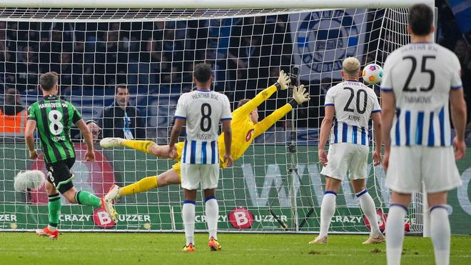 2. Bundesliga: Enzo Leopold (l) von Hannover schiesst per Kopfball den Ausgleich zum 1:1.