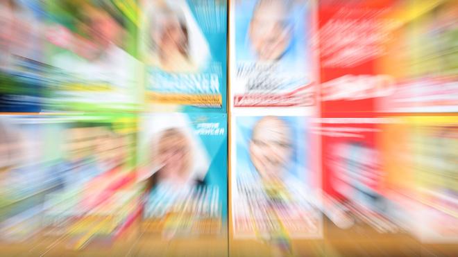 CDU: Eine Plakatwand mit Plakaten verschiedener Parteien zur bayerischen Landtagswahl 2023.