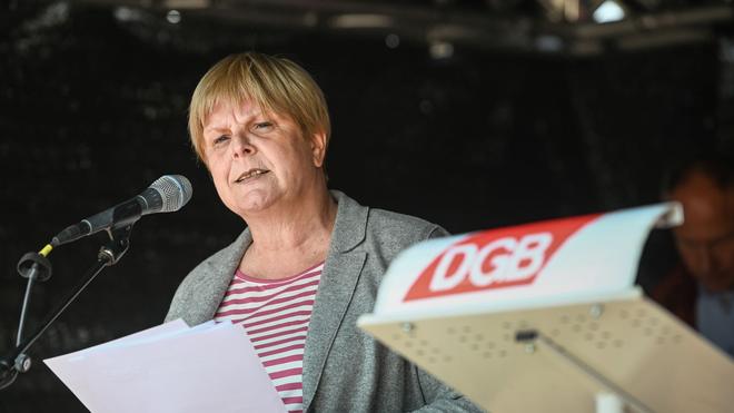 Arbeitsmarkt: Sachsen-Anhalts DGB-Landesleiterin Susanne Wiedemeyer spricht ins Mikrofon.
