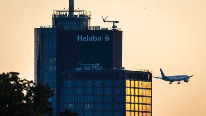 Landesbank: Besucher stehen bei untergehender Sonne auf der Besucherplattform des Helaba (o.l.).