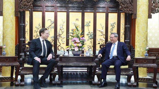Elektroauto: Der chinesische Premierminister Li Qiang trifft sich in Peking mit Elon Musk (l.).