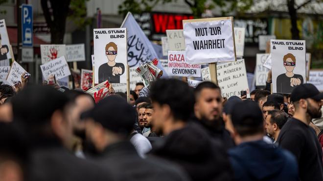 Bundestag: Teilnehmer einer Islamisten-Demo halten ein Plakat mit der Aufschrift „Mut zur Wahrheit“ in die Höhe.
