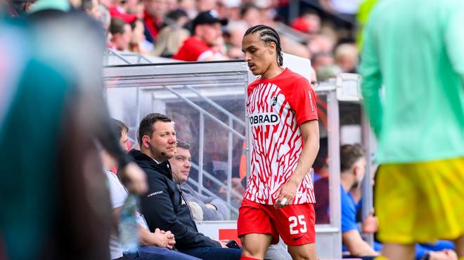 Bundesliga: Freiburgs Kiliann Sildillia reagiert unzufrieden nach seiner roten Karte.