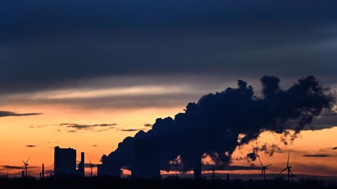 Energie: Das Braunkohlekraftwerk Niederaußem östlich von Köln. Für das Kohlerevier in Nordrhein-Westfalen steht ein Ausstieg bis 2030 schon fest.